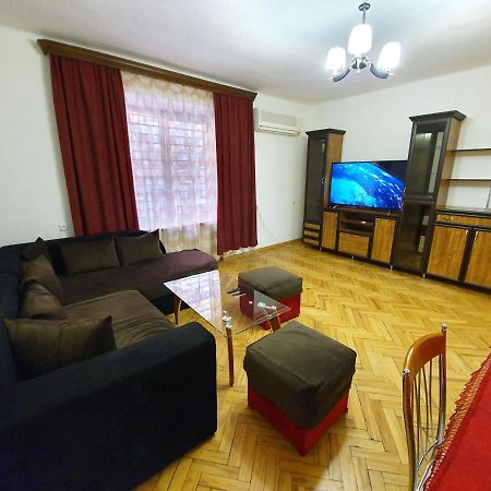 Greet Apartament In The Small Centre Apartment Ереван Екстериор снимка