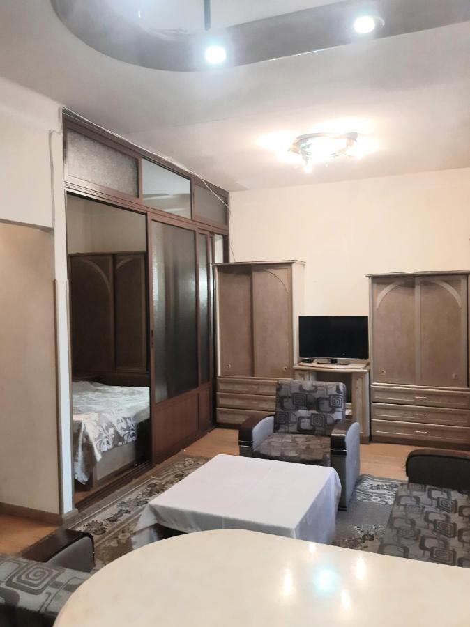 Greet Apartament In The Small Centre Apartment Ереван Екстериор снимка